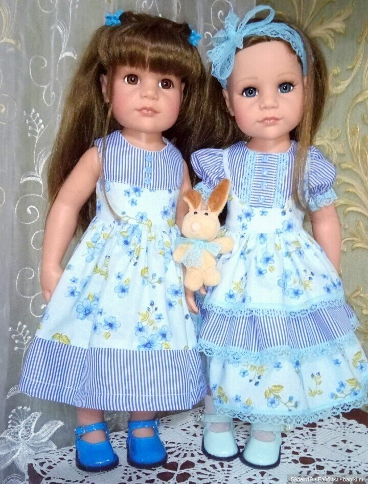 Сёстры в одинаковых платьях