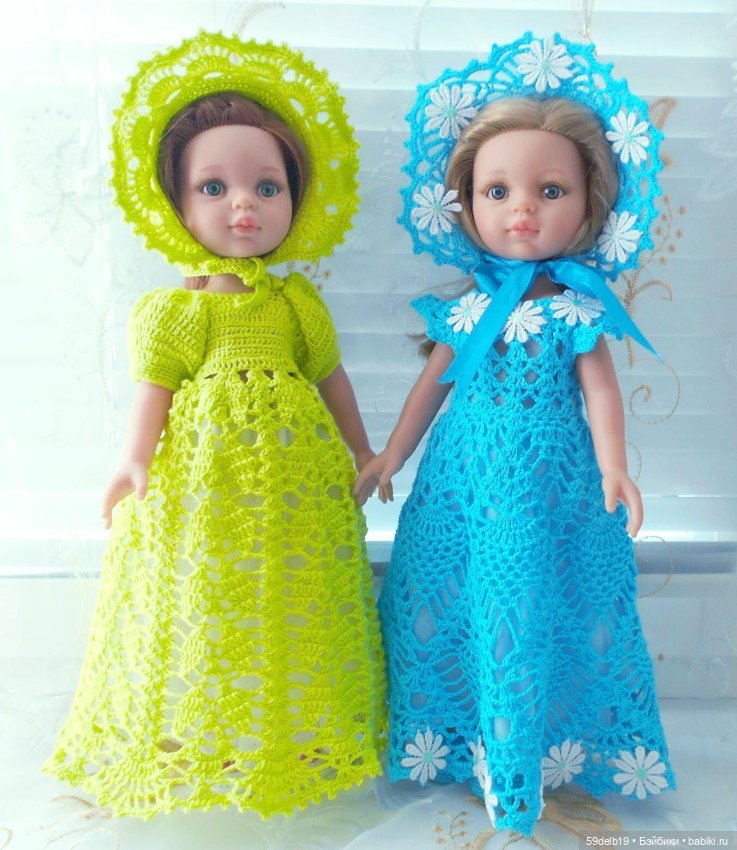 Сёстры в одинаковых платьях