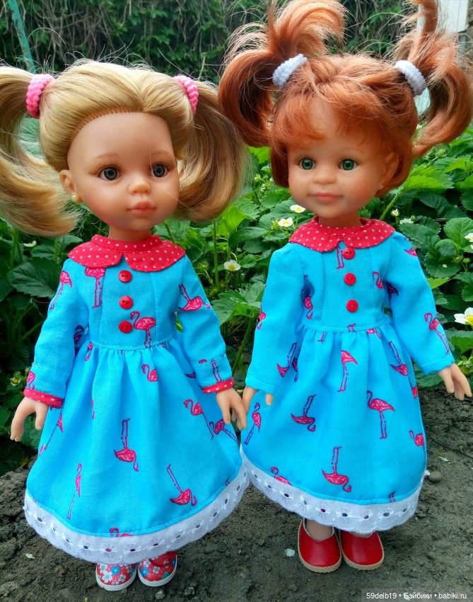 Сёстры в одинаковых платьях