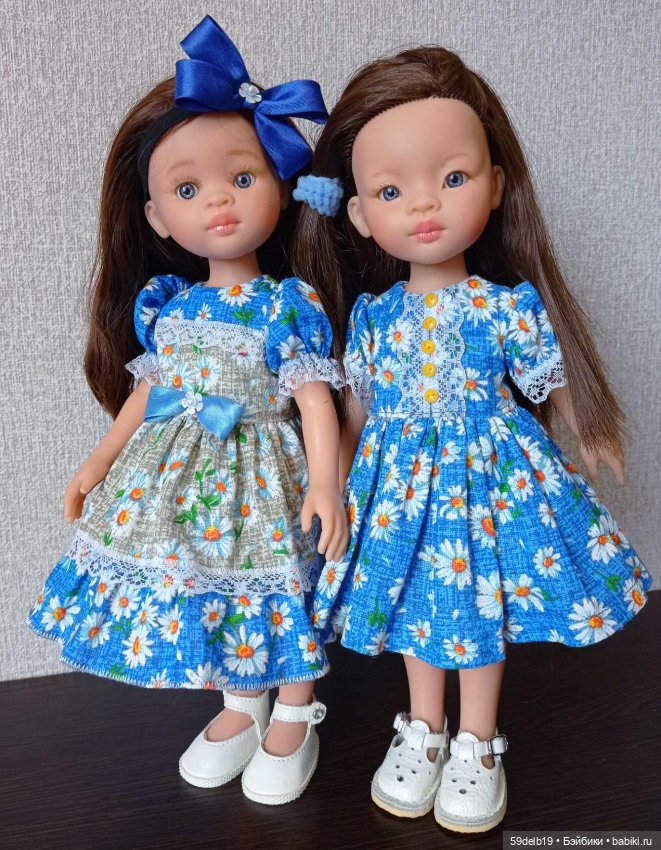 Сёстры в одинаковых платьях