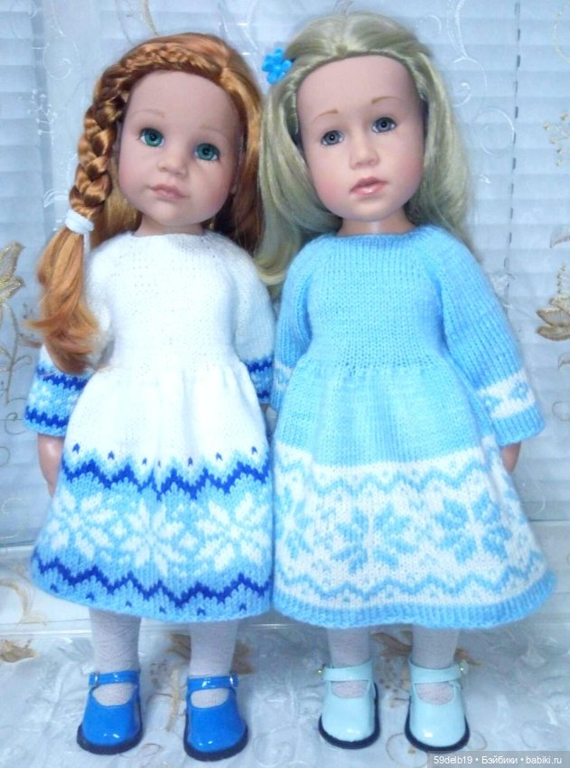 Сёстры в одинаковых платьях