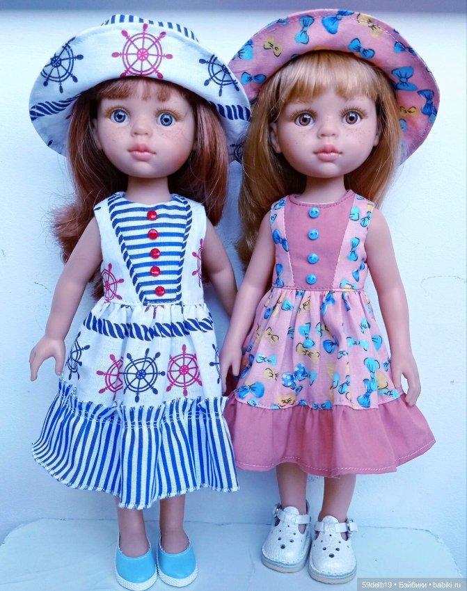 Сёстры в одинаковых платьях