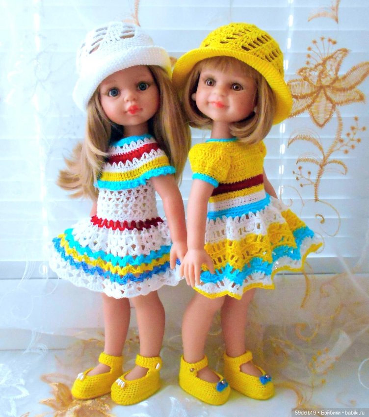 Сёстры в одинаковых платьях