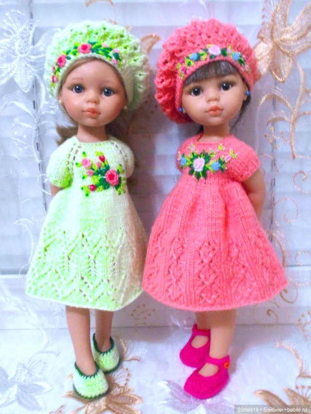 Сёстры в одинаковых платьях