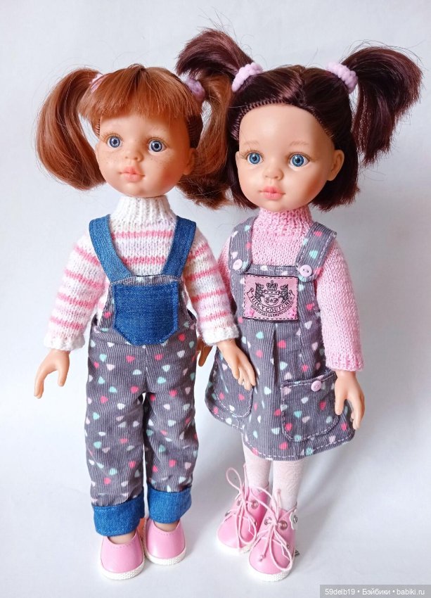 Сёстры в одинаковых платьях