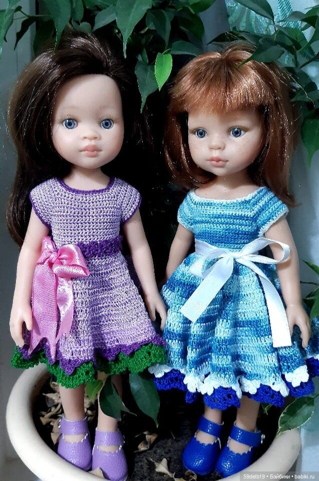 Сёстры в одинаковых платьях