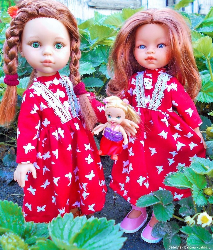 Сёстры в одинаковых платьях