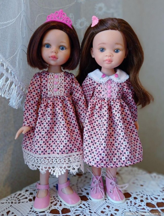 Сёстры в одинаковых платьях