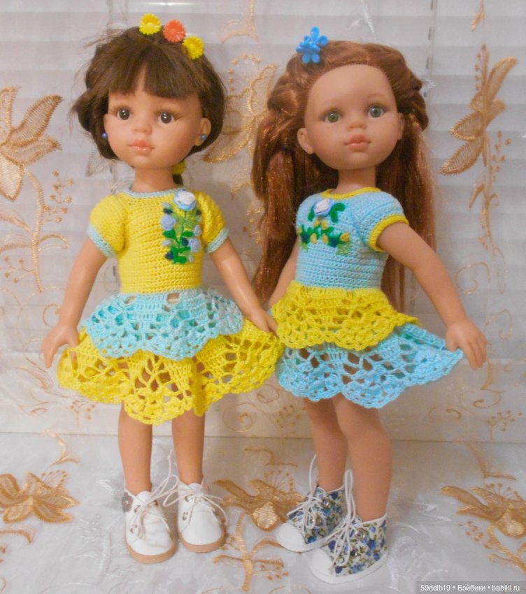 Сёстры в одинаковых платьях