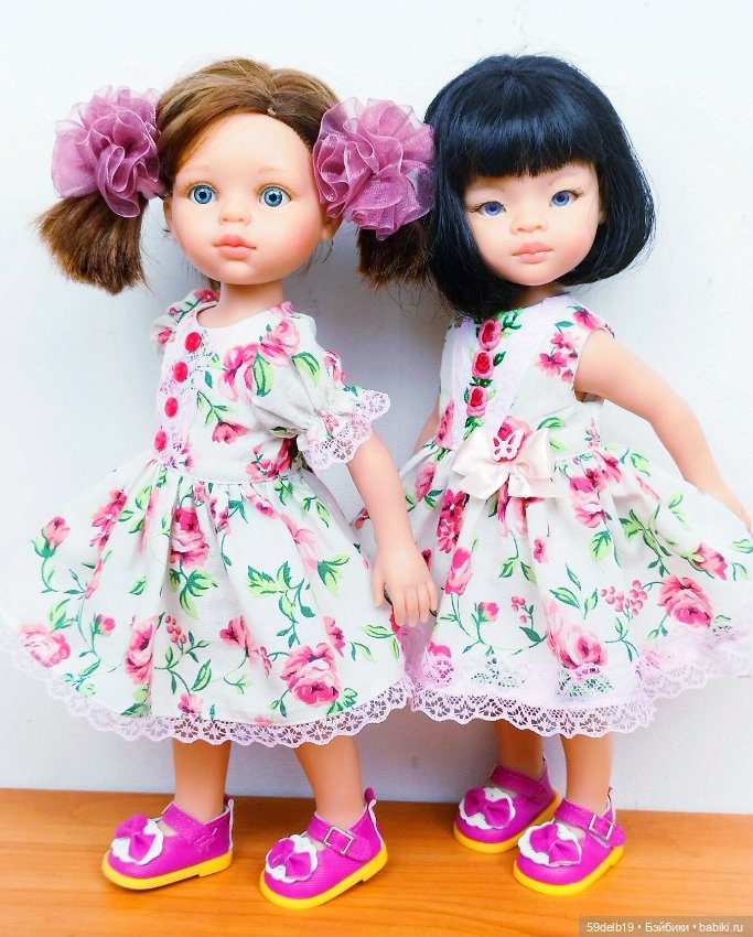 Сёстры в одинаковых платьях