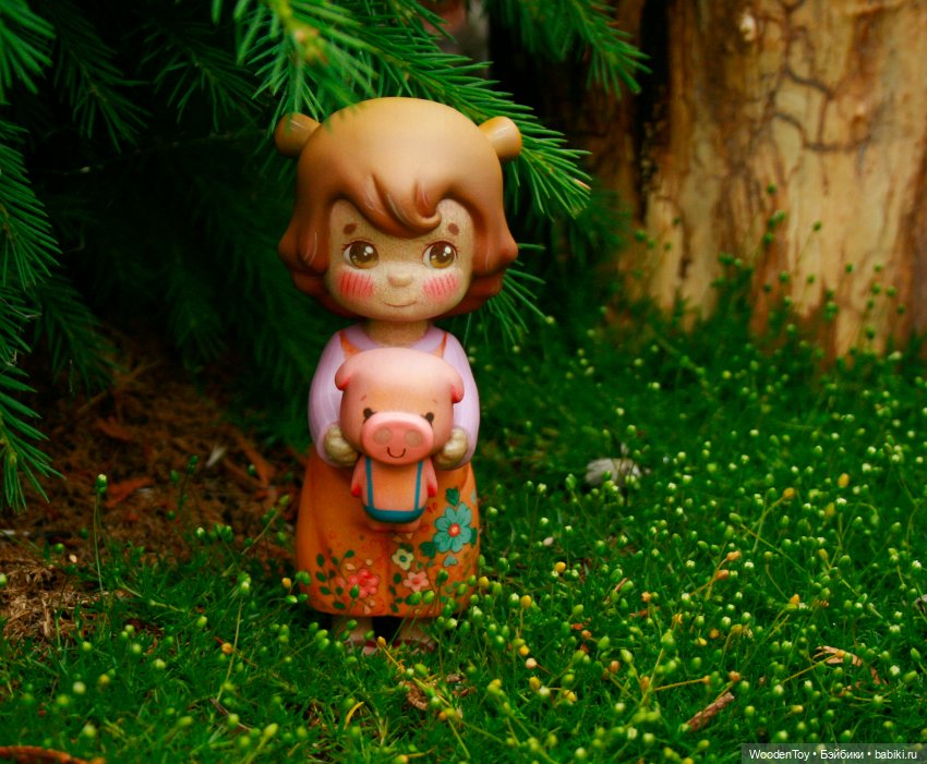 Деревянная девочка с гусочкой и свинкой (фото 5)