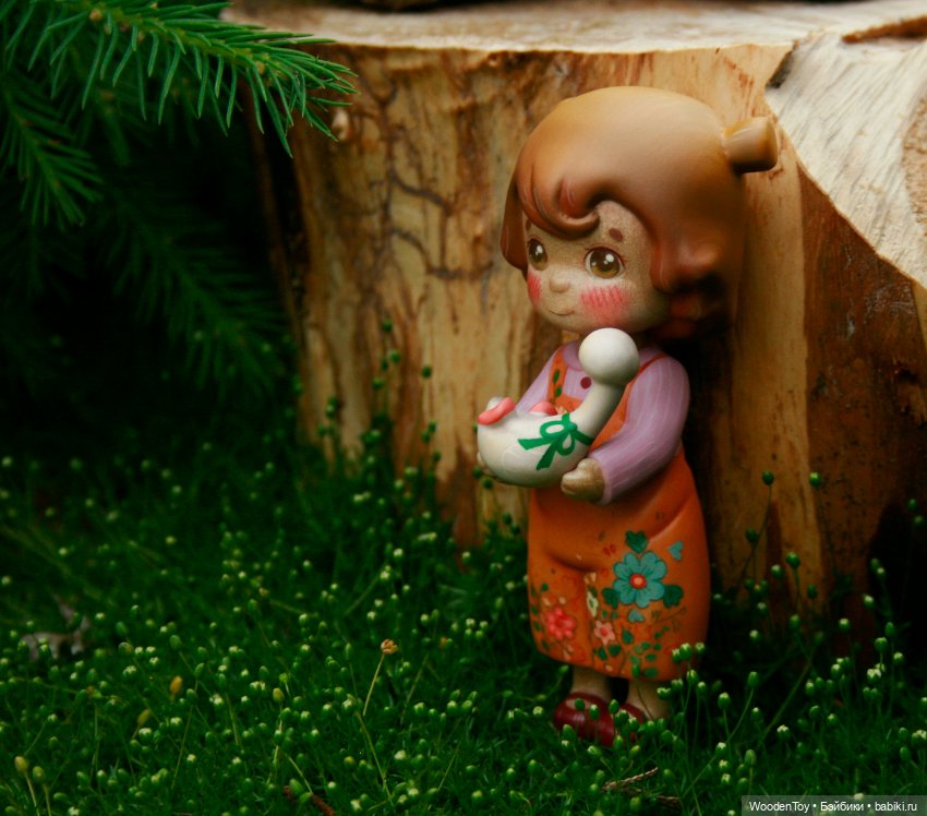 Деревянная девочка с гусочкой и свинкой (фото 7)
