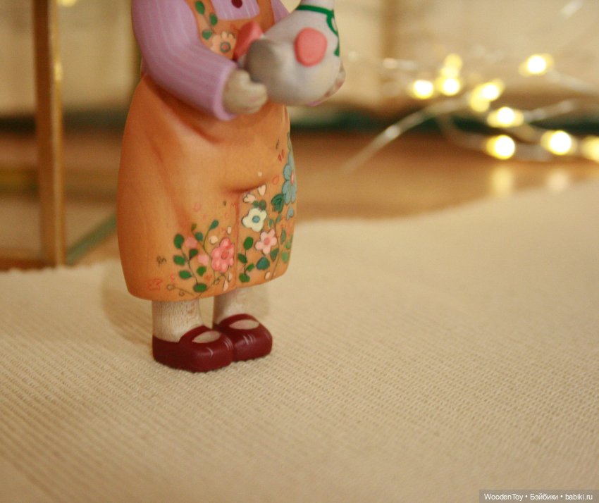 Деревянная девочка с гусочкой и свинкой (фото 8)