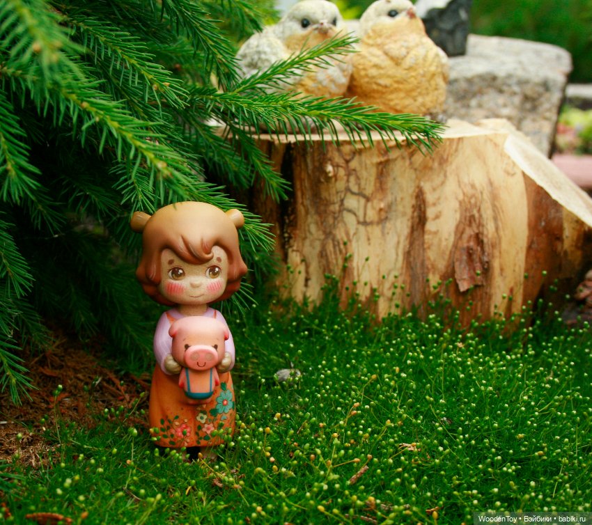 Деревянная девочка с гусочкой и свинкой (фото 2)