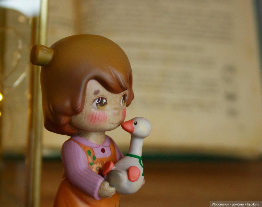 Деревянная девочка с гусочкой и свинкой (фото 4)