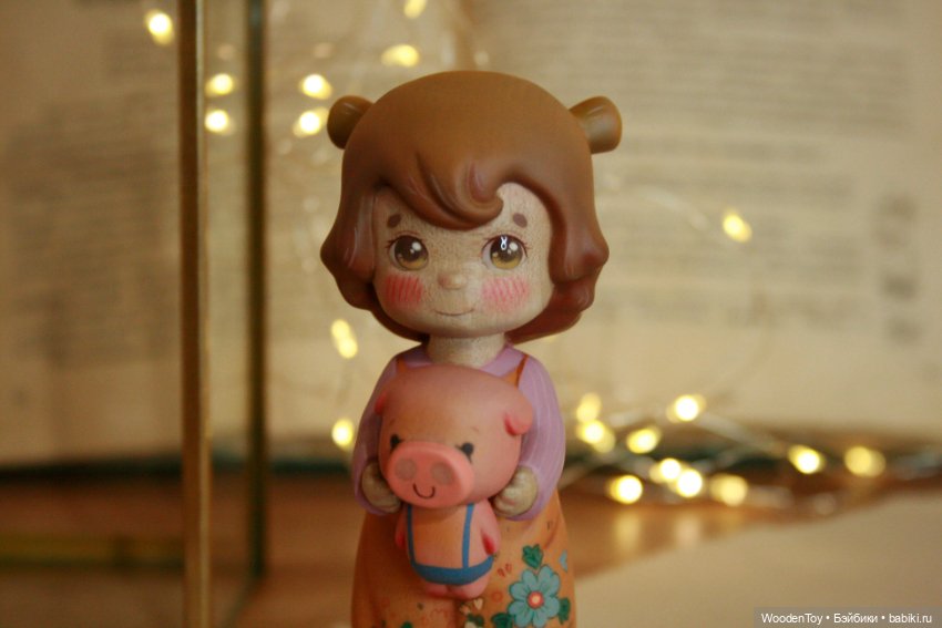 Деревянная девочка с гусочкой и свинкой (фото 9)