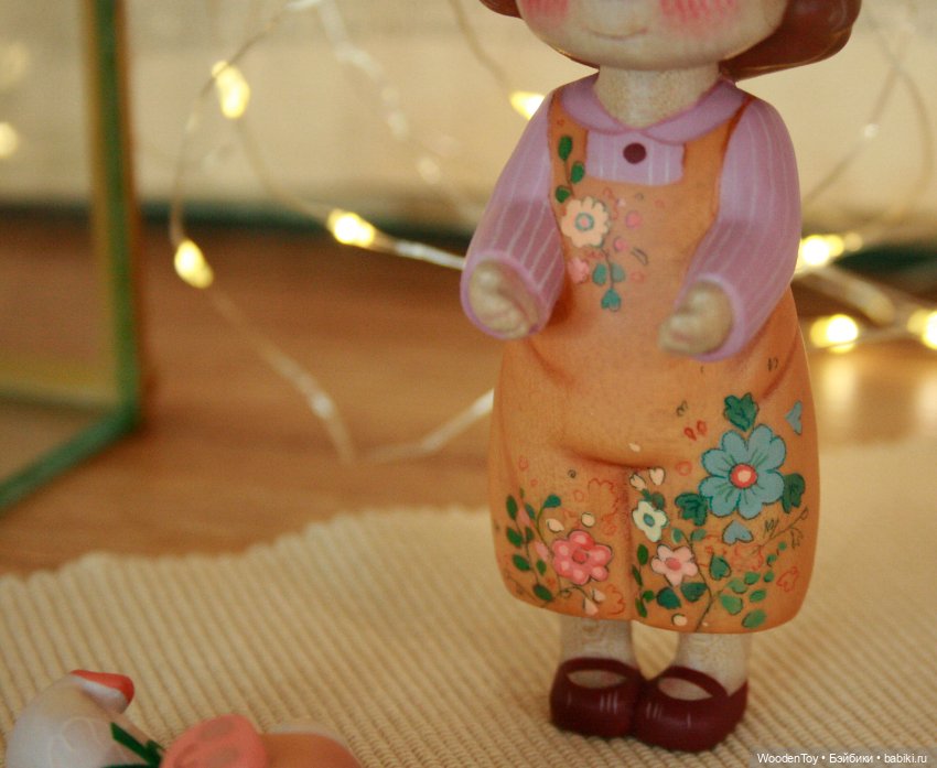 Деревянная девочка с гусочкой и свинкой