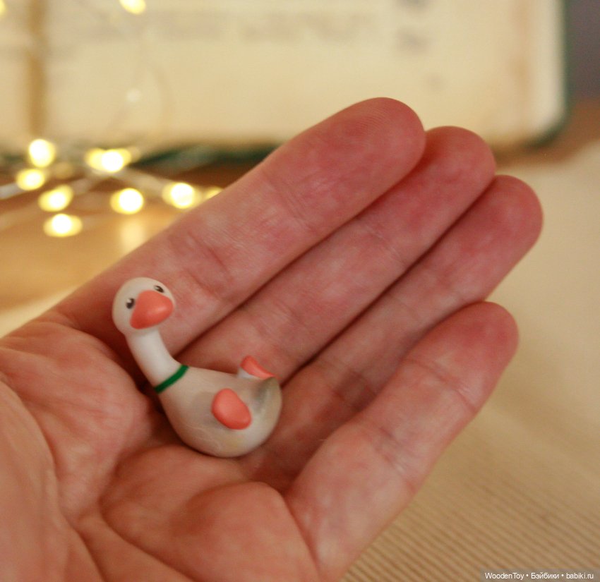 Деревянная девочка с гусочкой и свинкой (фото 10)