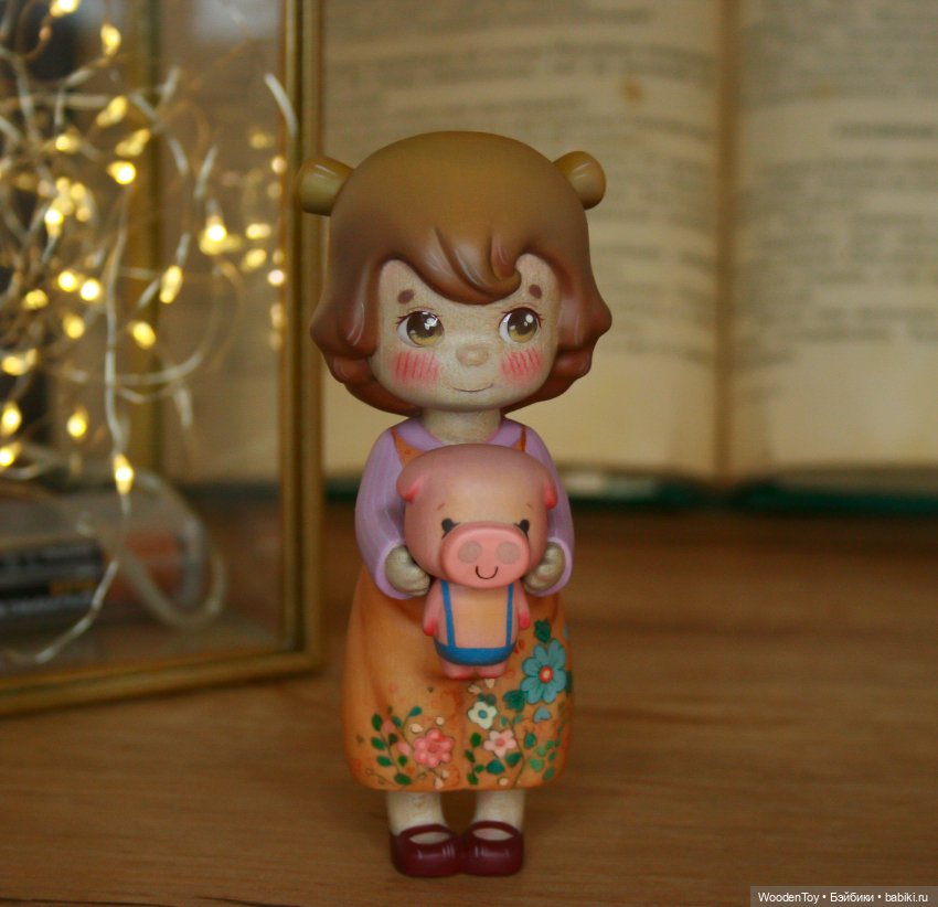 Деревянная девочка с гусочкой и свинкой (фото 3)