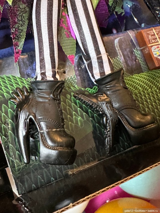 Невероятная парочка коллекционных кукол МХ из фильма Тима Бертона "Beetlejuice" (2021) (фото 8)