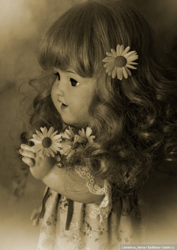 Девочка со старой открытки