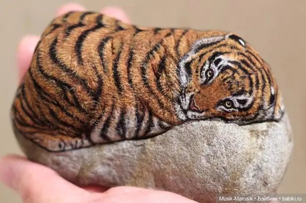 Аки Наката — художница, которая оживляет камни