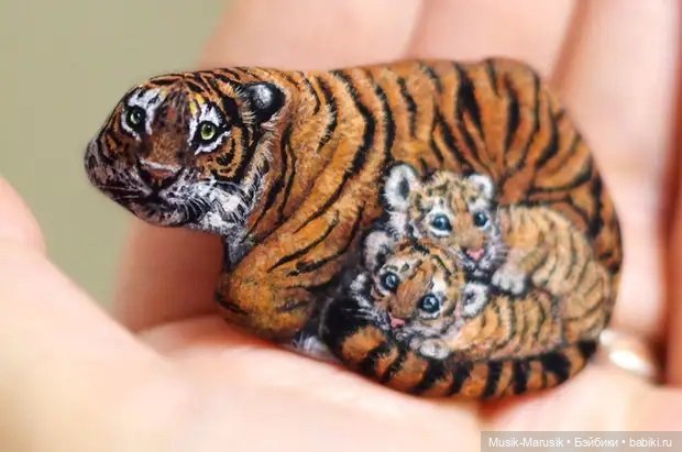 Аки Наката — художница, которая оживляет камни