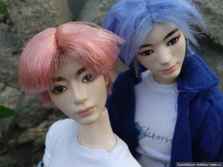 Просто гулять? Это явно не про них