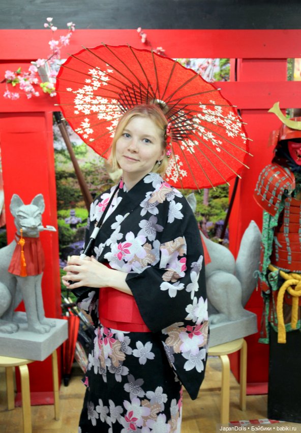 Фото в юката на выставке "Япония. Куклы, сказки и легенды"