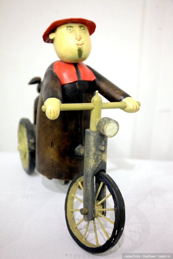 "Монах на велосипеде" на выставке "Куклы с характером. Четвертая высота" (фото 6)