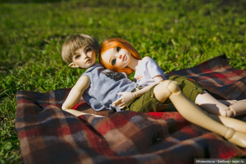 Вдвоём так приятно валяться на траве (фото 2)