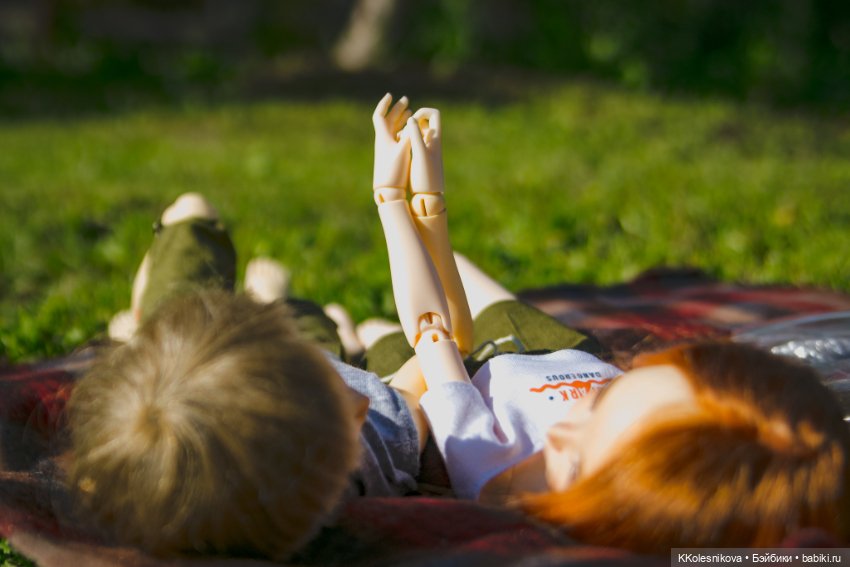 Вдвоём так приятно валяться на траве (фото 4)