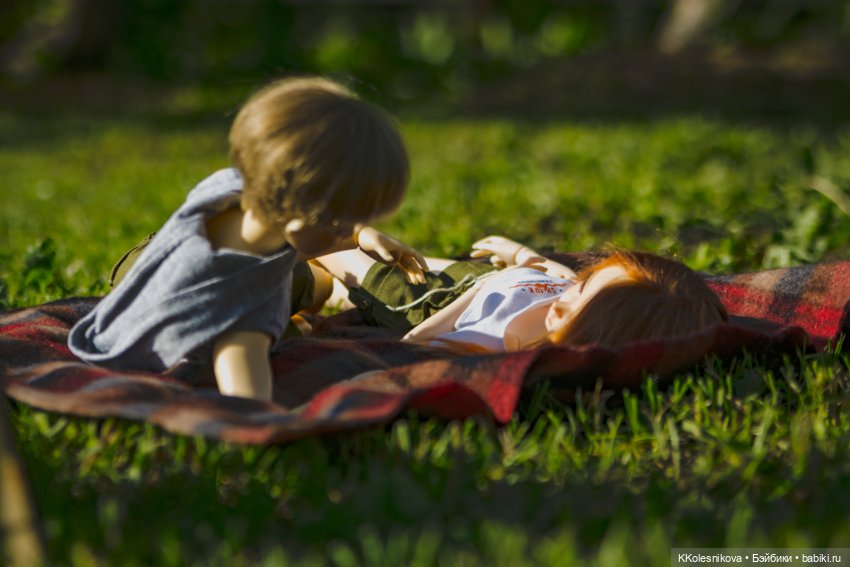 Вдвоём так приятно валяться на траве (фото 6)