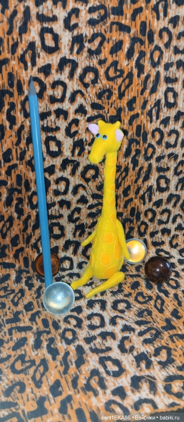 Жираф по имени Финик — Авторские игрушки из разных материалов: синельная проволока