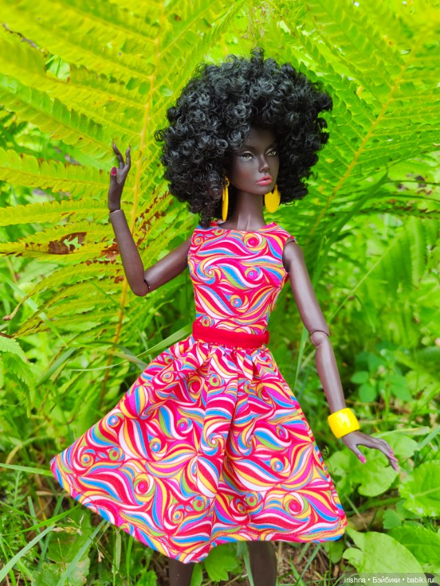 Поппи Паркер фотосессия среди роз