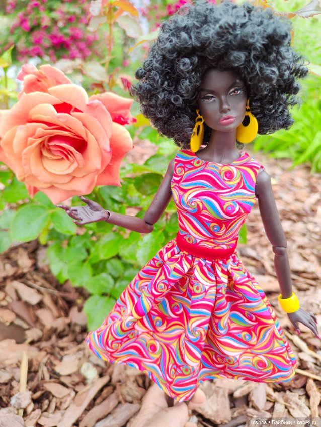 Поппи Паркер фотосессия среди роз (фото 2)