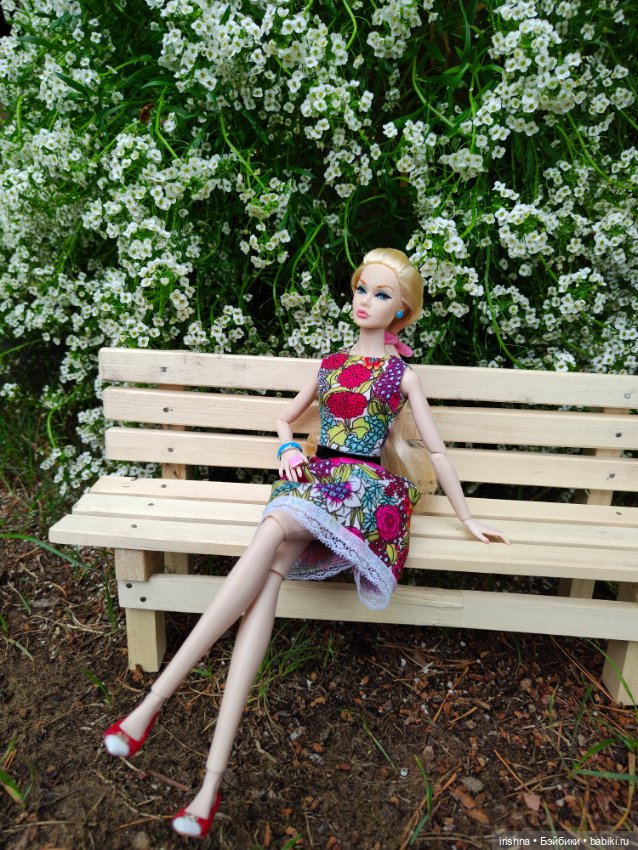 Поппи Паркер фотосессия среди роз