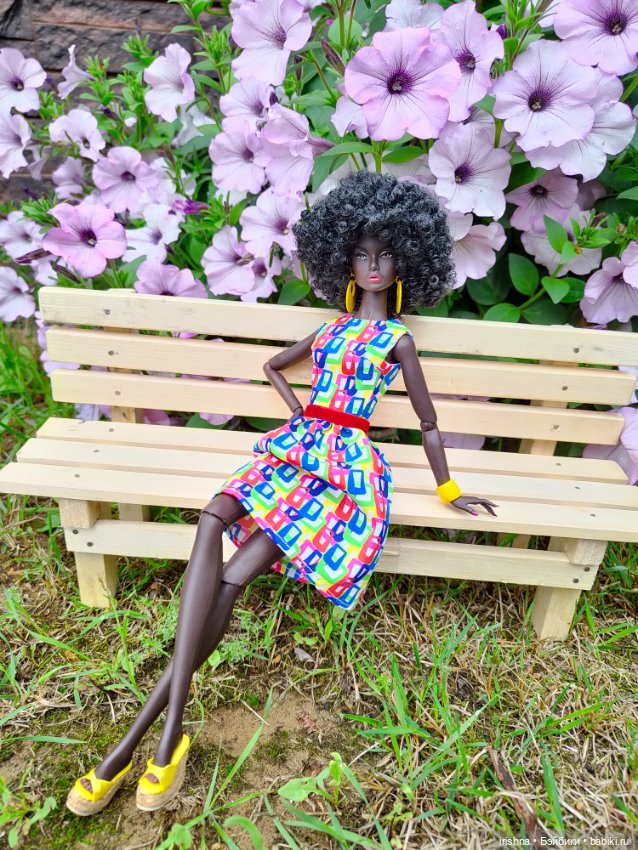 Поппи Паркер фотосессия среди роз