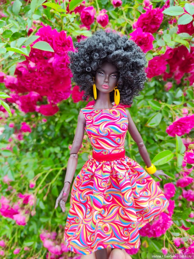 Поппи Паркер фотосессия среди роз (фото 4)