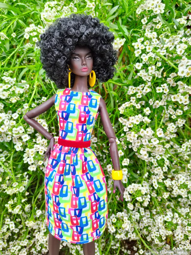 Поппи Паркер фотосессия среди роз