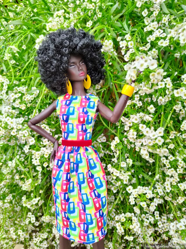 Поппи Паркер фотосессия среди роз