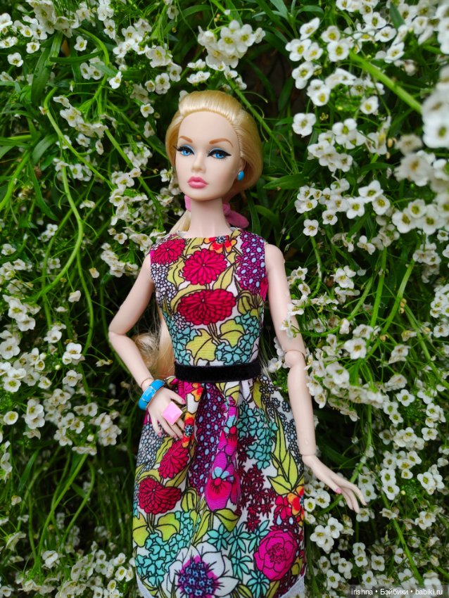 Поппи Паркер фотосессия среди роз