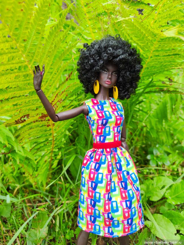 Поппи Паркер фотосессия среди роз