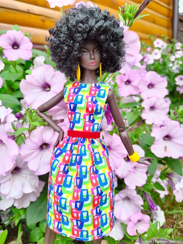 Поппи Паркер фотосессия среди роз