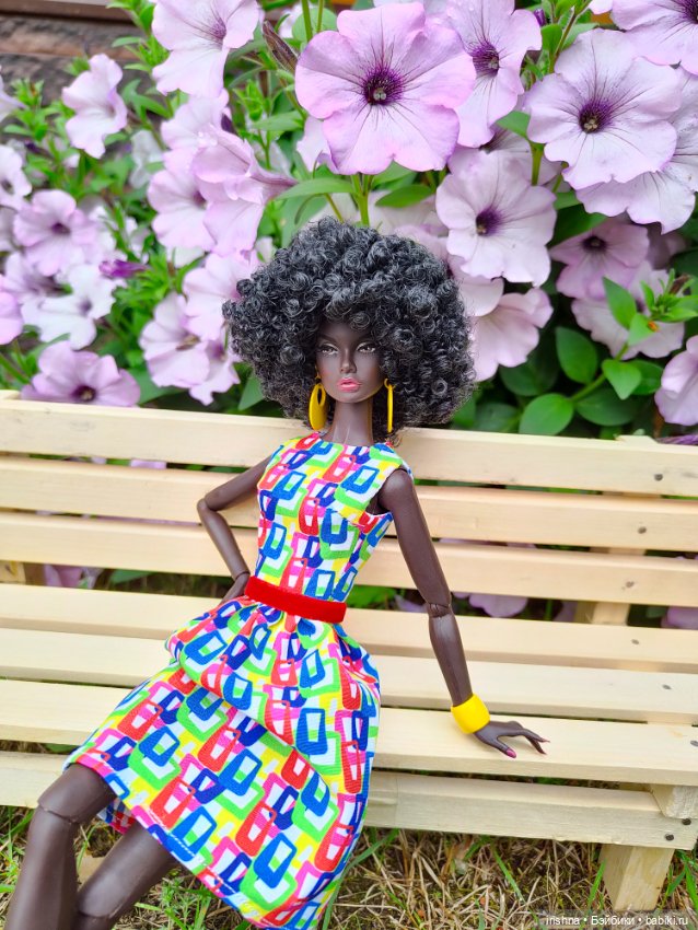 Поппи Паркер фотосессия среди роз