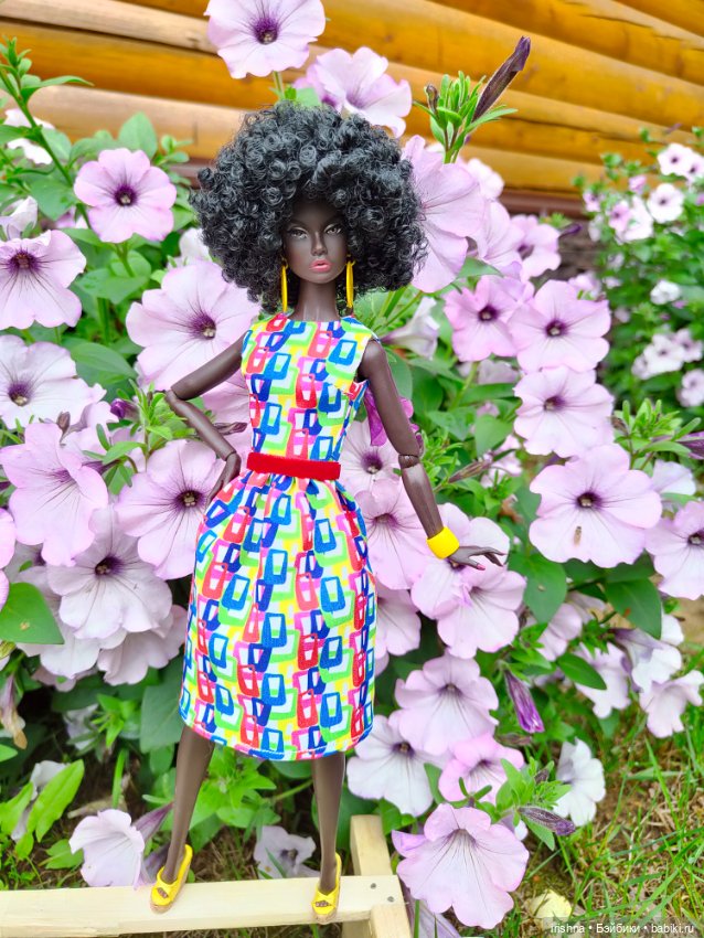 Поппи Паркер фотосессия среди роз