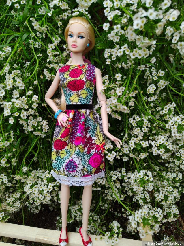 Поппи Паркер фотосессия среди роз