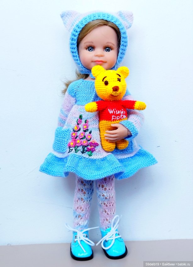 Василиса в новом наряде с Винни Пухом