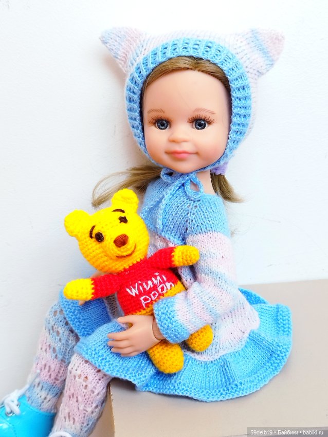 Василиса в новом наряде с Винни Пухом