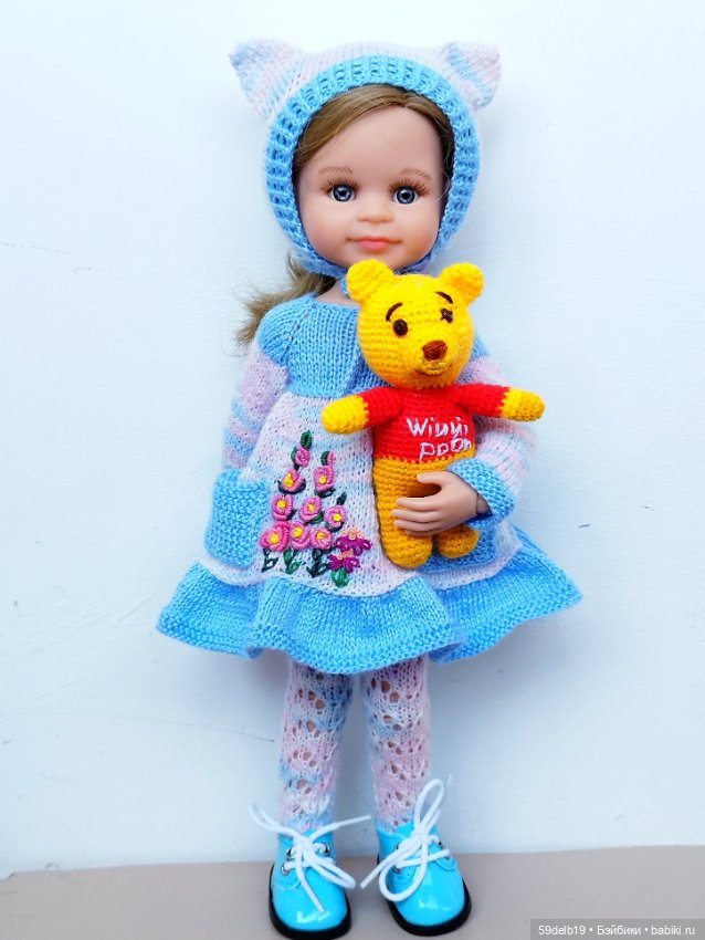 Василиса в новом наряде с Винни Пухом